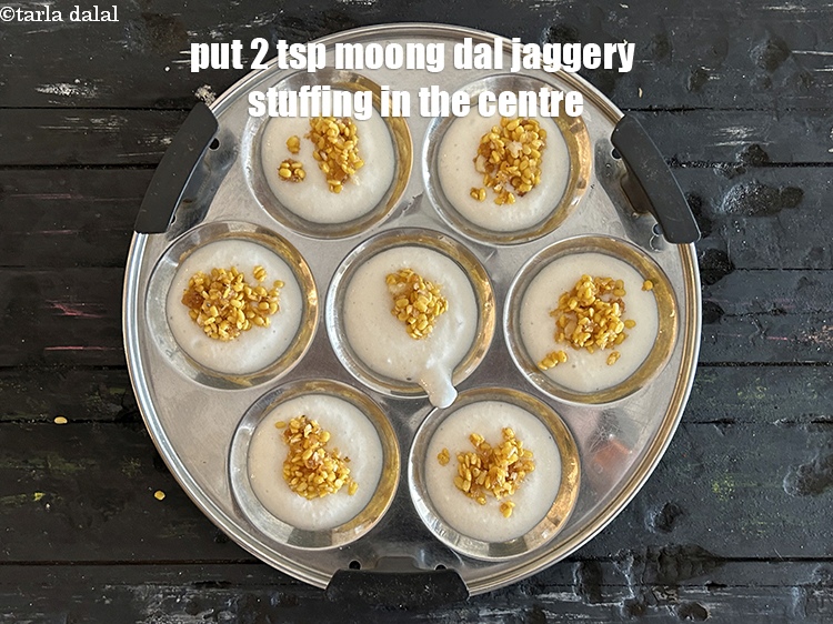 Step 20 – Put <strong>2&nbsp;tsp</strong> of the moong dal jaggery stuffing in the centre.