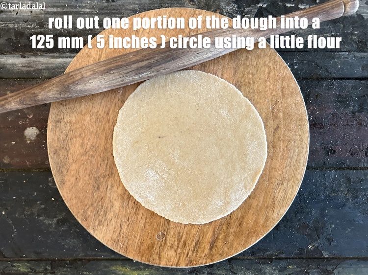 स्टेप 20 – आटे के एक भाग को 125 मि.मी. (5&quot;) व्यास के …