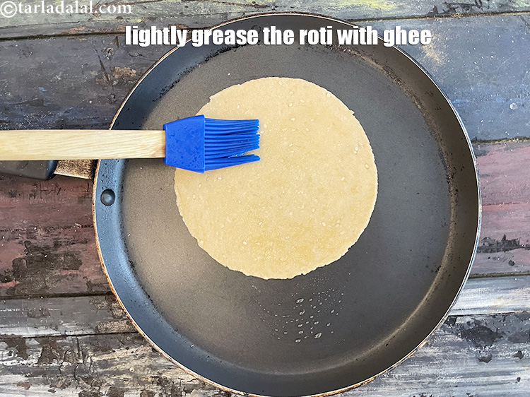 स्टेप 21 – रोटी पर हल्का सा घी लगाकर चिकना कर लें।