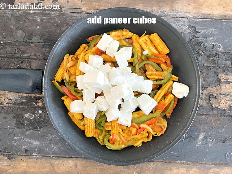 स्टेप 20 – १ १/४ कप <a href=""https://www.tarladalal.com/glossary-paneer-cubes-cottage-cheese-cubes-hindi-1002i"">पनीर के टुकड़े</a> डालें।