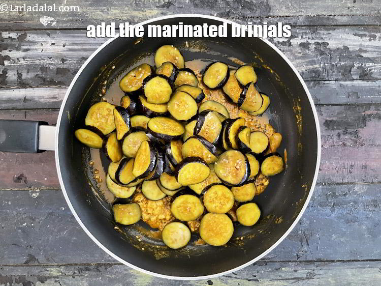 स्टेप 19 – इसमें मैरीनेट किया हुआ बैंगन डालें।