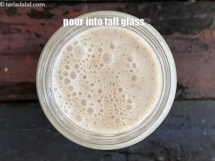 स्टेप 24 – एक लम्बे गिलास में डालें।&nbsp;इससे 2 गिलास बनाना&nbsp;<strong>ओट्स दही के …