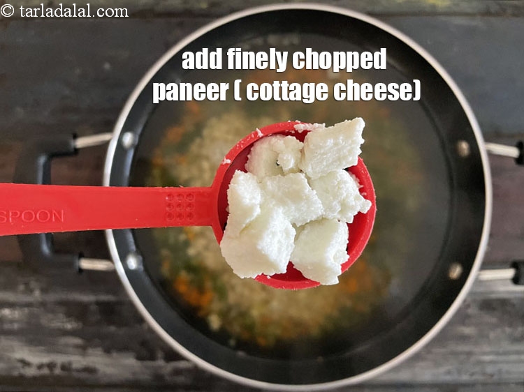 स्टेप 30 – २ टी-स्पून&nbsp;बारीक&nbsp;<a href=""https://www.tarladalal.com/glossary-chopped-low-fat-paneer-hindi-1334i"">कटा हुआ लो फैट पनीर</a>&nbsp;डालें। अगर आप स्वस्थ …