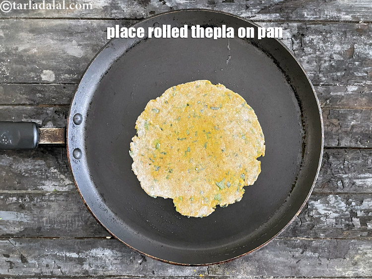 स्टेप 24 – गरम होने पर रोटी को धीरे से उसके ऊपर रख …