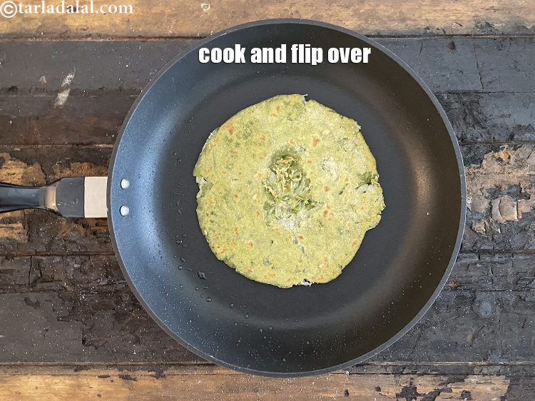 स्टेप 43 – पराठे को गरम नॉन-स्टिक तवे पर हल्का सा पका लें …