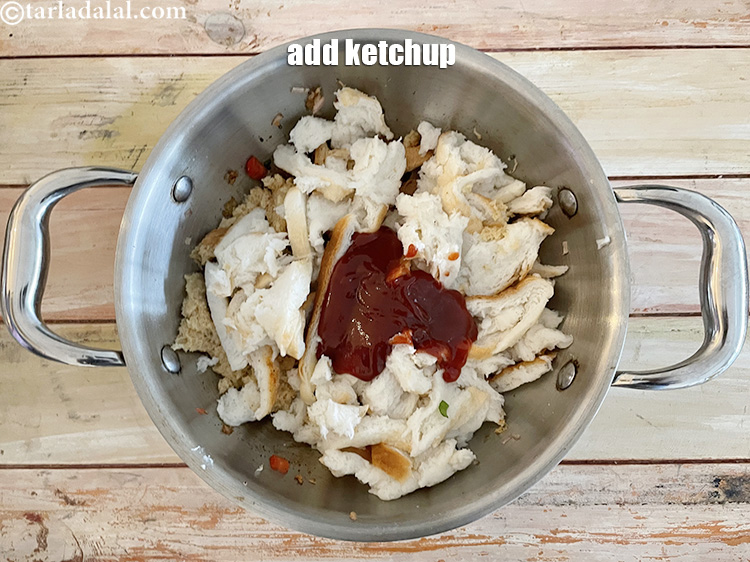 स्टेप 21 – १/४ कप <a href=""https://www.tarladalal.com/glossary-tomato-ketchup-tomato-sauce-hindi-181i"">टमॅटो कैचप</a> डालें।