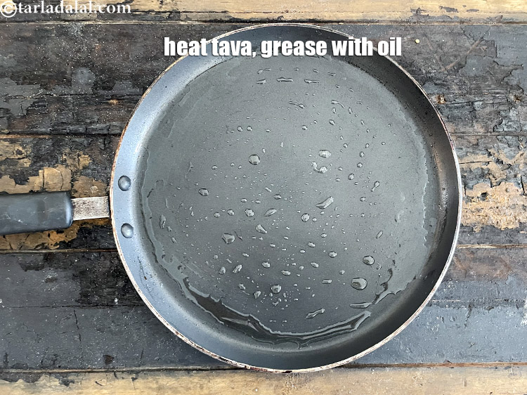 स्टेप 32 – एक नॉन-स्टिक तवा गरम करें और उस पर 1/4 छोटा …