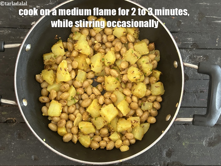 स्टेप 21 – मध्यम आंच पर 2 से 3 मिनट तक पकाएं, बीच-बीच …