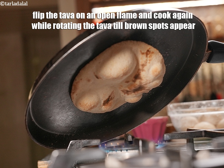 स्टेप 21 – तवे को खुली आंच पर पलटें और भूरे धब्बे आने …