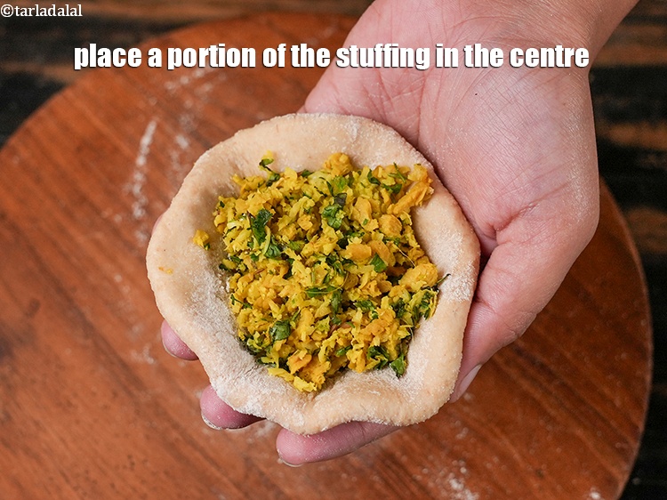 Step 33 – <meta charset="UTF-8" />Place a portion of the stuffing in the centre.
