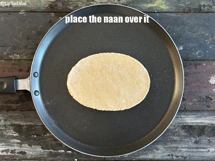 स्टेप 21 – इसके ऊपर नान रखें।