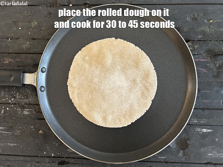 स्टेप 24 – इस पर बेला हुआ गोल&nbsp;रखें और 30 सेकंड तक पकाएं।