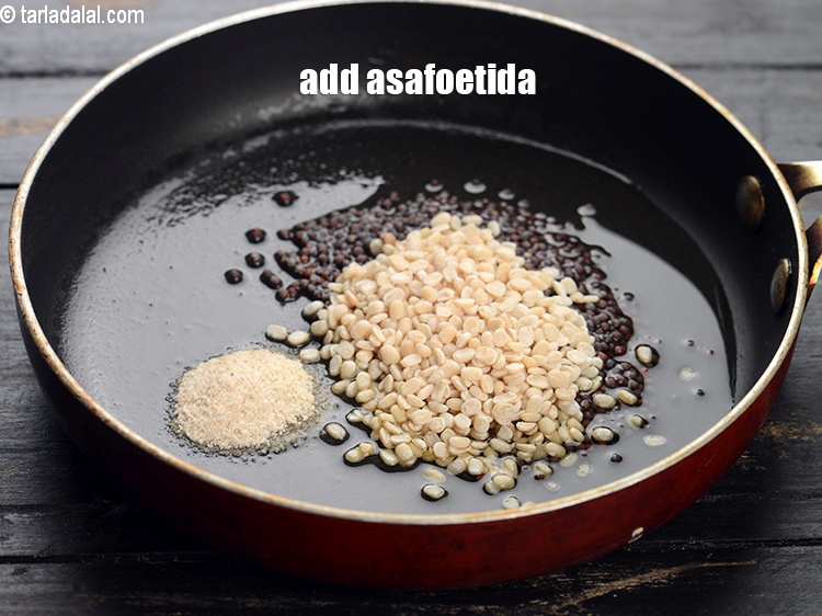 स्टेप 21 – १/४ टी-स्पून&nbsp;<a href=""https://www.tarladalal.com/glossary-asafoetida-hing-hindi-113i"">हींग</a>&nbsp;<span style=""font-size:11pt""><span style=""font-family:Calibri,sans-serif""><span style=""background-color:white""><span style=""font-family:&quot;Nirmala UI&quot;,sans-serif""><span style=""color:black"">डालें।</span></span></span></span></span>