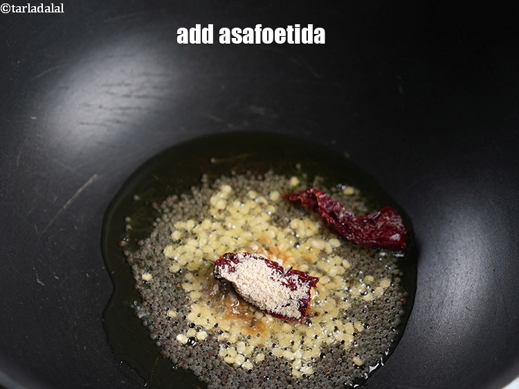 स्टेप 21 – १/२ टी-स्पून&nbsp;<a href=""https://www.tarladalal.com/glossary-asafoetida-hing-hindi-113i"">हींग</a>&nbsp;डालें।