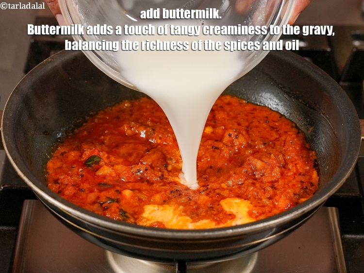 स्टेप 21 – १ १/२ कप&nbsp;<a href=""https://www.tarladalal.com/glossary-buttermilk-chaas-taak-moru-chaach-hindi-670i"">छाछ</a>&nbsp;डालें । छाछ ग्रेवी में खट्टापन&nbsp;लाती है …