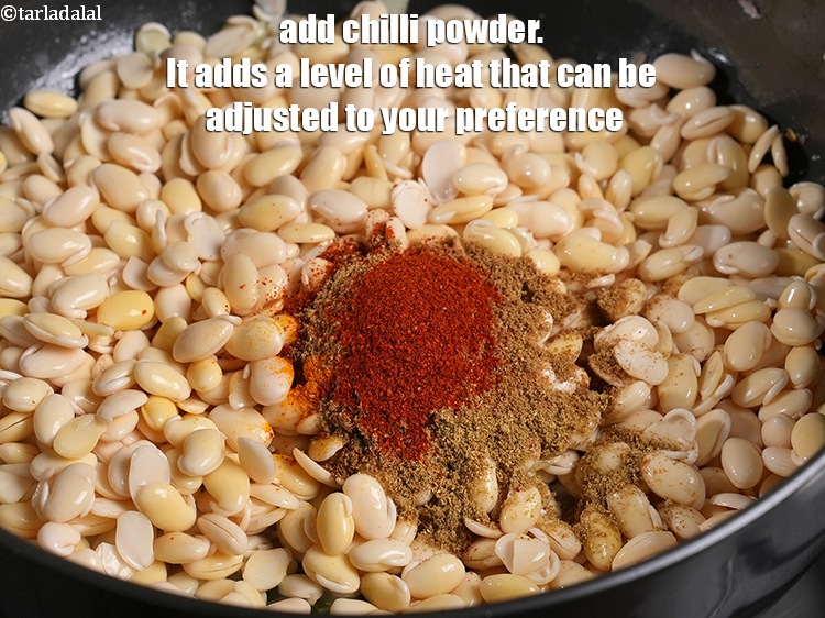 स्टेप 37 – १/२ टी-स्पून&nbsp;<a href=""https://www.tarladalal.com/glossary-chilli-powder-red-chilli-powder-hindi-339i"">मिर्च पाउडर</a>&nbsp;डालें। इससे तीखापन बढ़ेगा जिसे आप अपनी …
