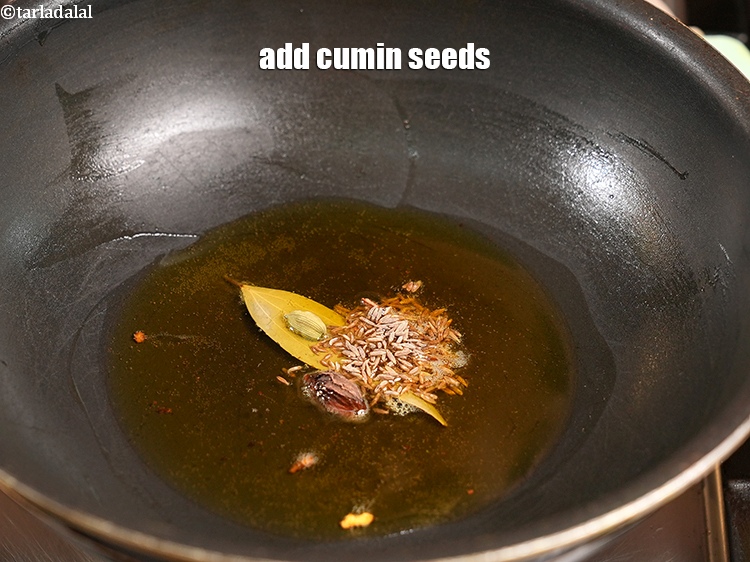 स्टेप 21 – १/२ टी-स्पून&nbsp;<a href=""https://www.tarladalal.com/glossary-cumin-seeds-jeera-zeera-hindi-381i"">जीरा</a>&nbsp;डालें ।
