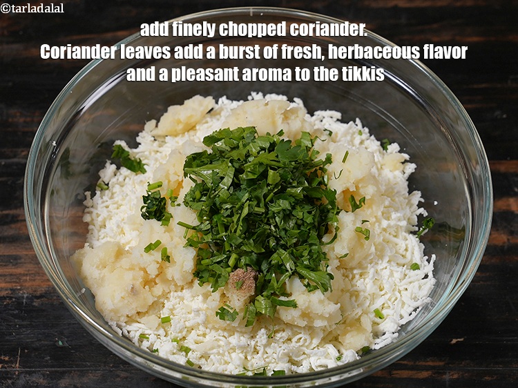 स्टेप 21 – 2 बड़े चम्मच बारीक कटा हरा धनिया डालें। धनिया पत्ती …