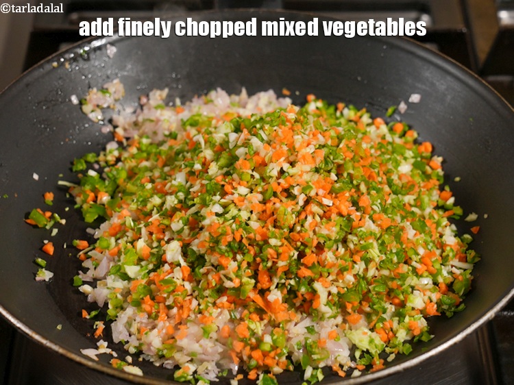 स्टेप 21 – १ कप&nbsp;बारीक&nbsp;<a href=""https://www.tarladalal.com/glossary-chopped-mixed-vegetables-hindi-782i"">कटी हुई मिक्स सब्ज़ियाँ</a>&nbsp;डालें। बारीक कटी हुई मिश्रित …