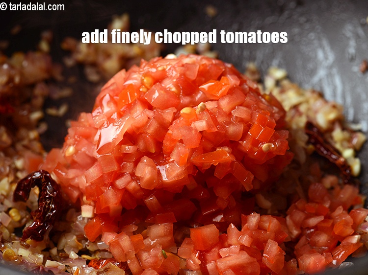 स्टेप 22 – १/२ कप&nbsp;बारीक&nbsp;<a href=""https://www.tarladalal.com/glossary-chopped-tomatoes-hindi-779i"">कटा हुआ टमाटर</a>&nbsp;डालें ।&nbsp;