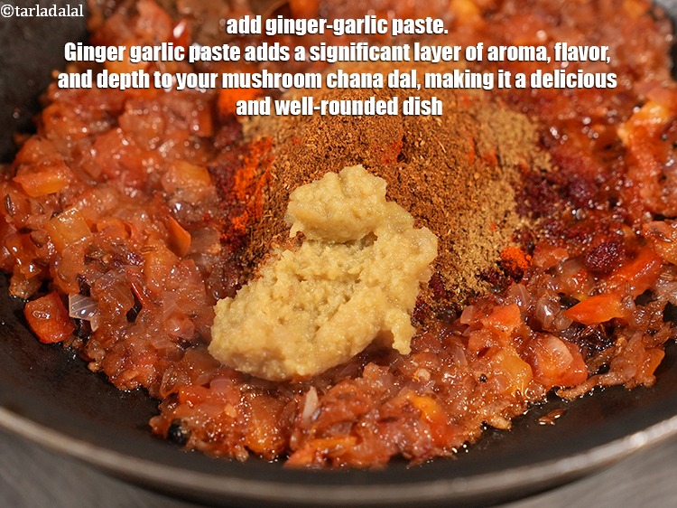 स्टेप 21 – १ टेबल-स्पून&nbsp;<a href=""https://www.tarladalal.com/glossary-ginger-garlic-paste-adrak-lehsun-ki-pate-adrak-lahsun-ki-paste-hindi-939i"">अदरक-लहसुन पेस्ट</a>&nbsp;डालें। अदरक-लहसुन का पेस्ट आपके मशरूम चना …