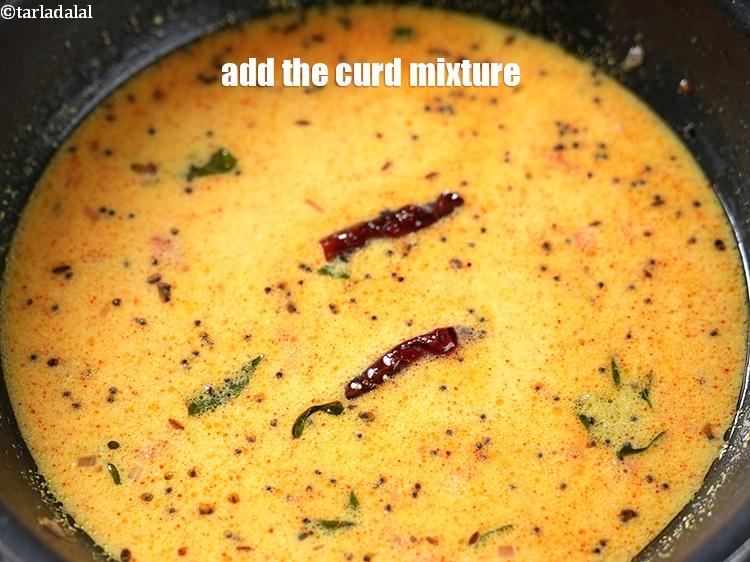 स्टेप 21 – दही का मिश्रण डालें।