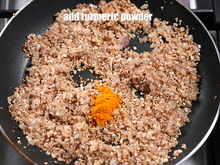 स्टेप 21 – १/२ टी-स्पून&nbsp;<a href=""https://www.tarladalal.com/glossary-turmeric-powder-haldi-hindi-645i"">हल्दी पाउडर</a>&nbsp;डालें&nbsp;।