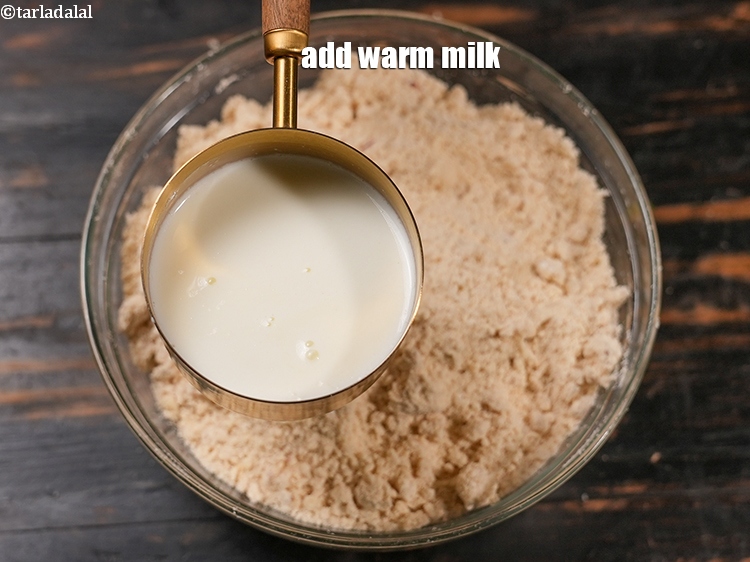 स्टेप 21 – &frac34;&nbsp;कप&nbsp;गर्म&nbsp;<a href=""https://www.tarladalal.com/glossary-salt-namak-table-salt-hindi-418i"">दूध</a>&nbsp;डालें।&nbsp;&nbsp; &nbsp;