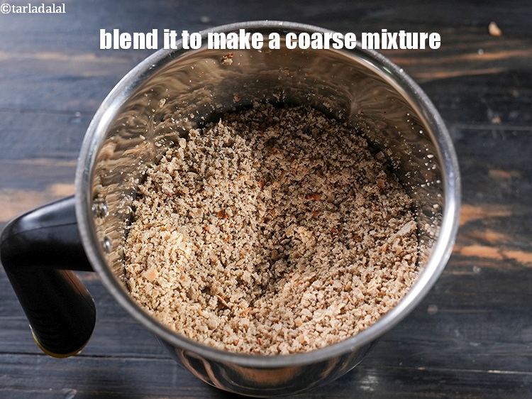 स्टेप 21 – इसे ब्लेंड करके गाढ़ा मिश्रण बना लें।