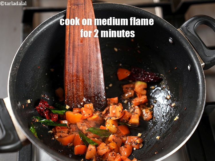 स्टेप 21 – मध्यम आंच पर 2 मिनट तक पकाएं।