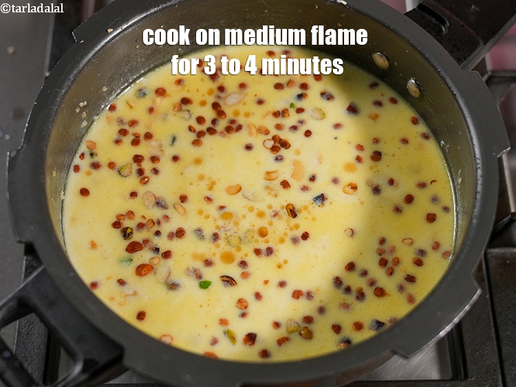 स्टेप 22 – बीच-बीच में हिलाते हुए मध्यम आंच पर 3 से 4 …