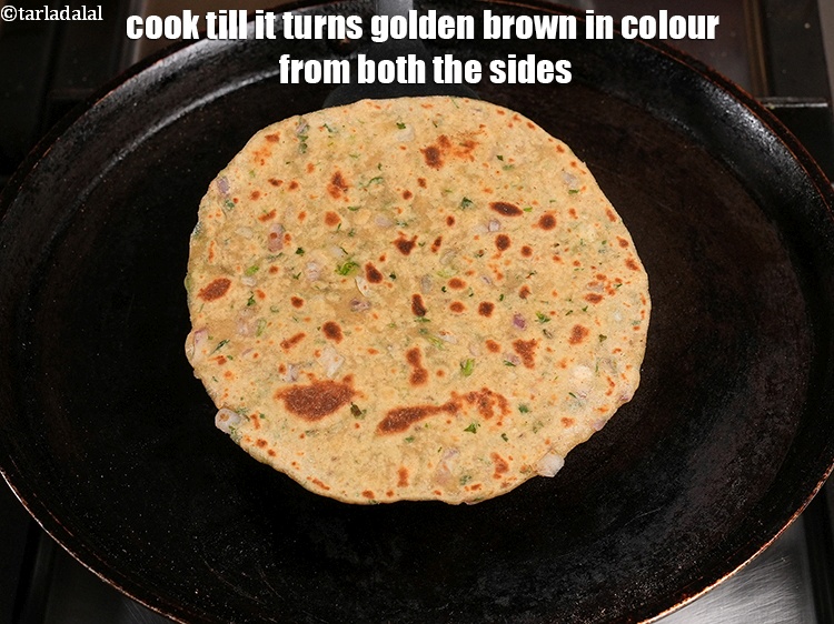 स्टेप 20 – <strong>पंजाबी स्टाइल मिस्सी रोटी</strong> पर दोनों तरफ से सुनहरा भूरा …