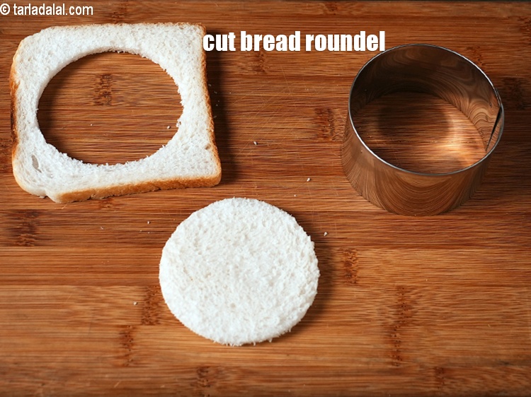 स्टेप 22 – कटर या वटी का उपयोग करके ब्रेड के गोल टुकड़े …