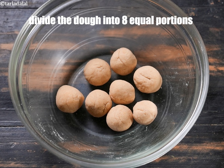 स्टेप 21 – आटे को 8 बराबर भागों में बाँट लीजिये।