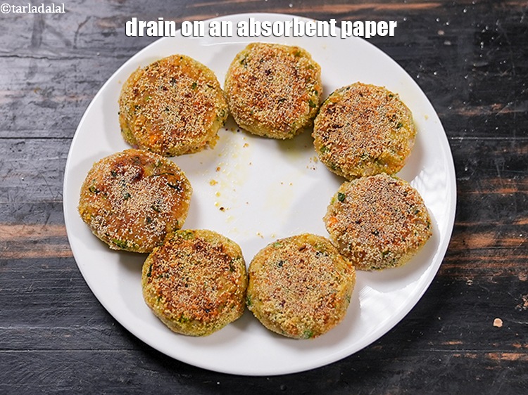 स्टेप 21 – एक सोखने वाले कागज पर निकालें।