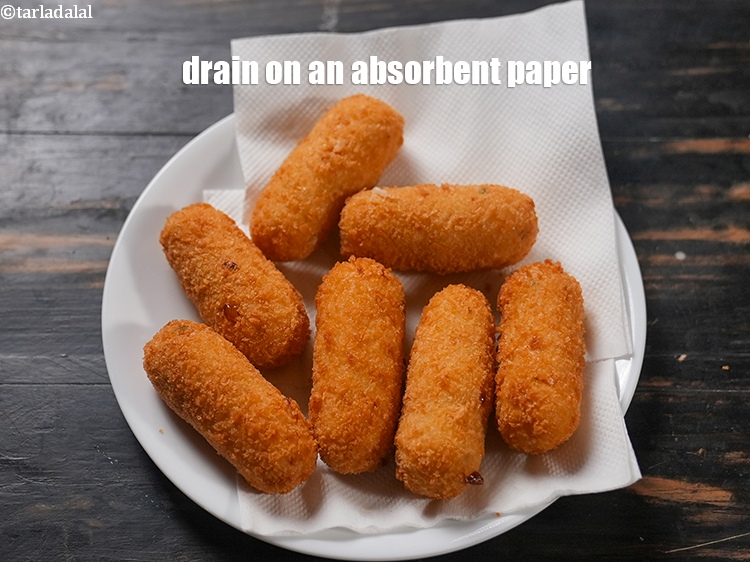 स्टेप 21 – एक सोखने वाले कागज पर निकालें।