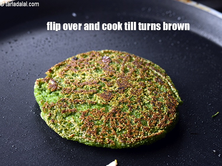 स्टेप 22 – पलटें और मध्यम आंच पर उत्तपम को भूरा और कुरकुरा …