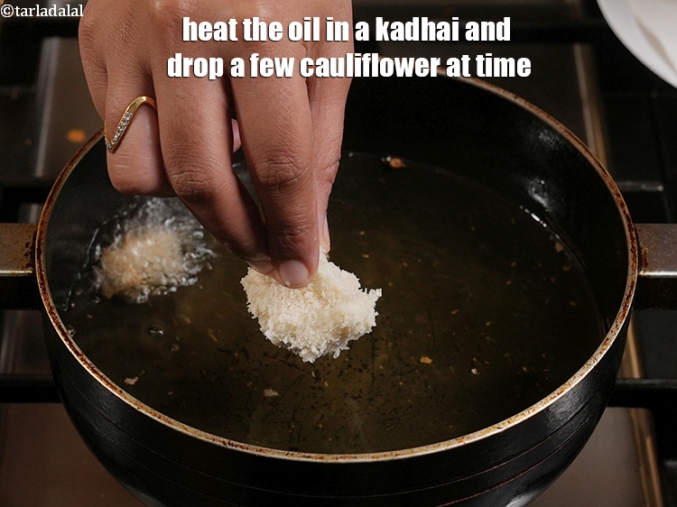 स्टेप 19 – <strong>भारतीय स्टाइल क्रिस्पी फ्राइड गोभी</strong> को तलने के लिए, कढ़ाई …