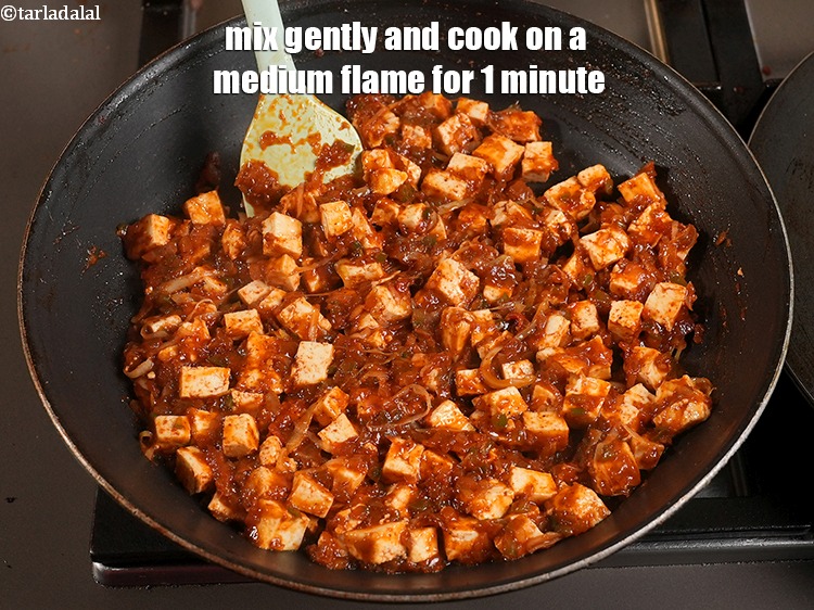 स्टेप 26 – धीरे से मिलाएं और १ मिनट के लिए मध्यम आंच …