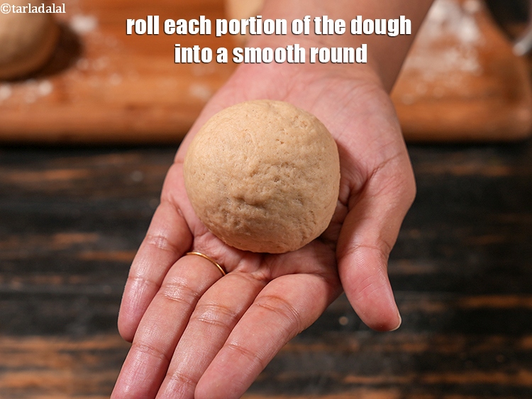 स्टेप 21 – आटे के प्रत्येक भाग को एक चिकने गोल आकार में …