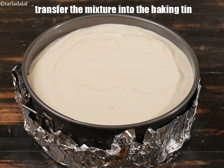 स्टेप 21 – मिश्रण को बेकिंग टिन में डालें।
