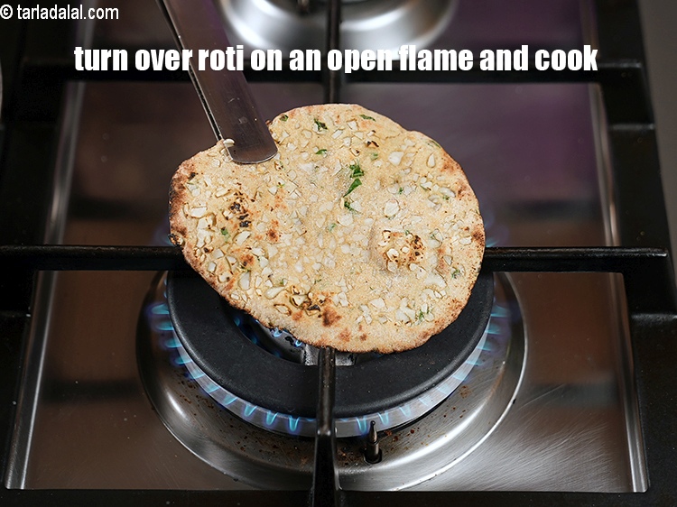 स्टेप 21 – रोटी को खुली आंच पर पलट दें और तब तक …