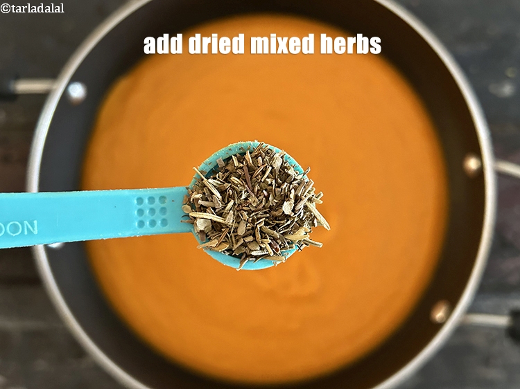 स्टेप 22 – १/२ टी-स्पून&nbsp;<a href=""https://www.tarladalal.com/glossary-dried-mixed-herbs-hindi-466i"">सूखे मिले-जुले हर्बस्</a>&nbsp;डालें।
