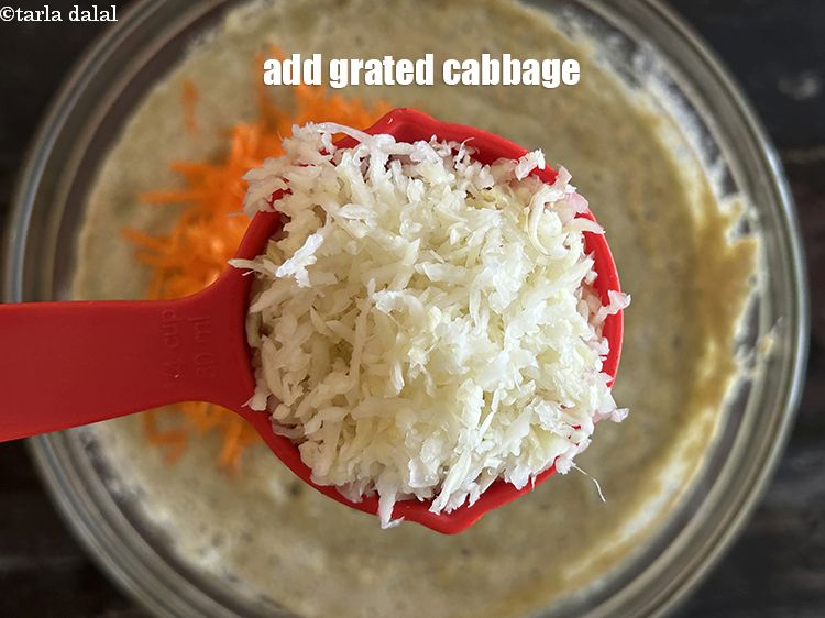 स्टेप 21 – १/४ कप&nbsp;<a href=""https://www.tarladalal.com/glossary-grated-cabbage-hindi-860i"">कसी हुई पत्तागोभी</a>&nbsp;<span style=""font-size:11.0pt""><span style=""background-color:white""><span style=""font-family:&quot;Nirmala UI&quot;,sans-serif""><span style=""color:black"">डालें।</span></span></span></span>