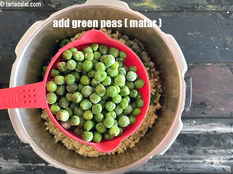 स्टेप 21 – ३/४ कप&nbsp;<a href=""https://www.tarladalal.com/glossary-green-peas-matar-hare-matar-vatana-hindi-180i"">हरे मटर</a>&nbsp;<span style=""font-size:11.0pt""><span style=""background-color:white""><span style=""font-family:&quot;Nirmala UI&quot;,sans-serif""><span style=""color:black"">डालें।</span></span></span></span>