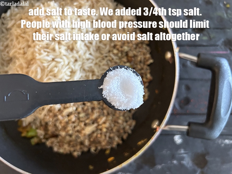स्टेप 25 – स्वादानुसार नमक डालें।&nbsp;हमने 3/4 छोटी चम्मच नमक डाला है<strong>।</strong>&nbsp;<strong>उच्च रक्तचाप …
