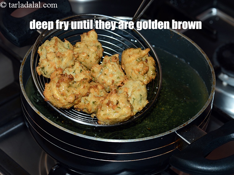 Step 21 – Deep fry the bhajiyas on medium flame until they are golden brown and crisp.