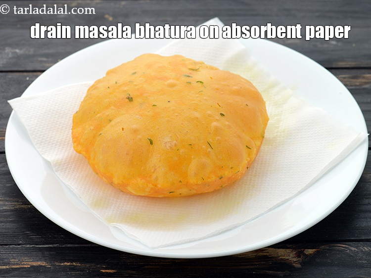 स्टेप 21 – मसाला भटूरे को सोखने वाले कागज़ पर निकाल लें।
