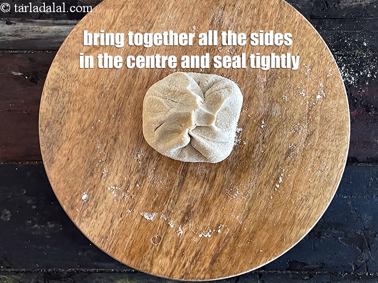 स्टेप 21 – सभी किनारों को बीच में लाकर अच्छी तरह सील कर …