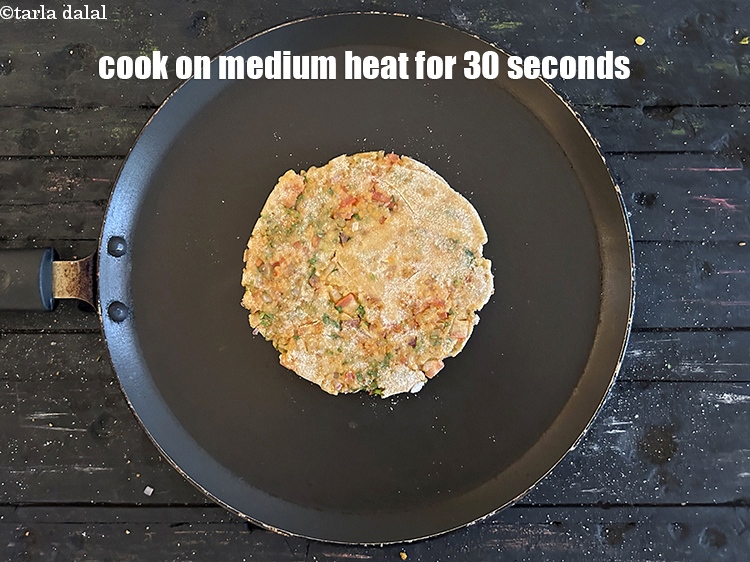 स्टेप 28 – मध्यम आंच पर 30 सेकंड तक पकाएं।